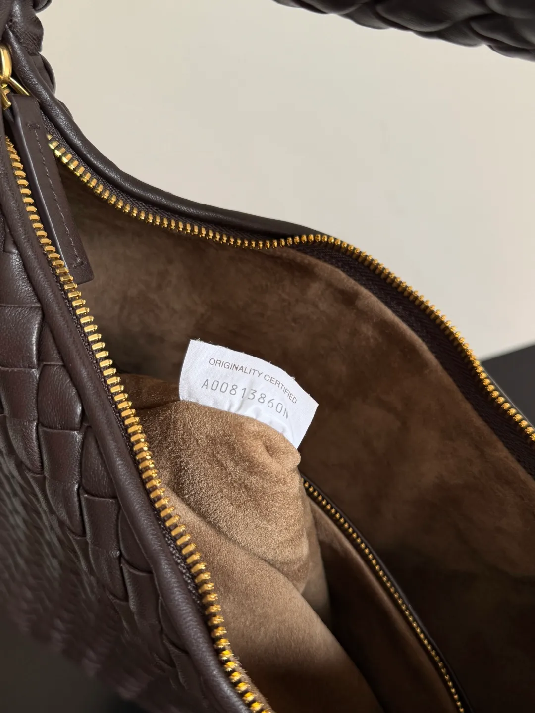 Batch 2120 BV Bottega Veneta's new early spring women's shoulder bag. The soft and delicate Hobo bag has been shipped! Many friends are waiting for this bag. It has a round shape and a large capacity. It can hold a 50-fold umbrella inside. Babies with a lot of daily items do not need to worry about the capacity of this bag. It is a practical bag for traveling and commuting. Although it is fluffy, it is soft and comfortable when carried on one shoulder. It has a modern and retro feel. Model No.: 856737 Size: 44*28*5cm
